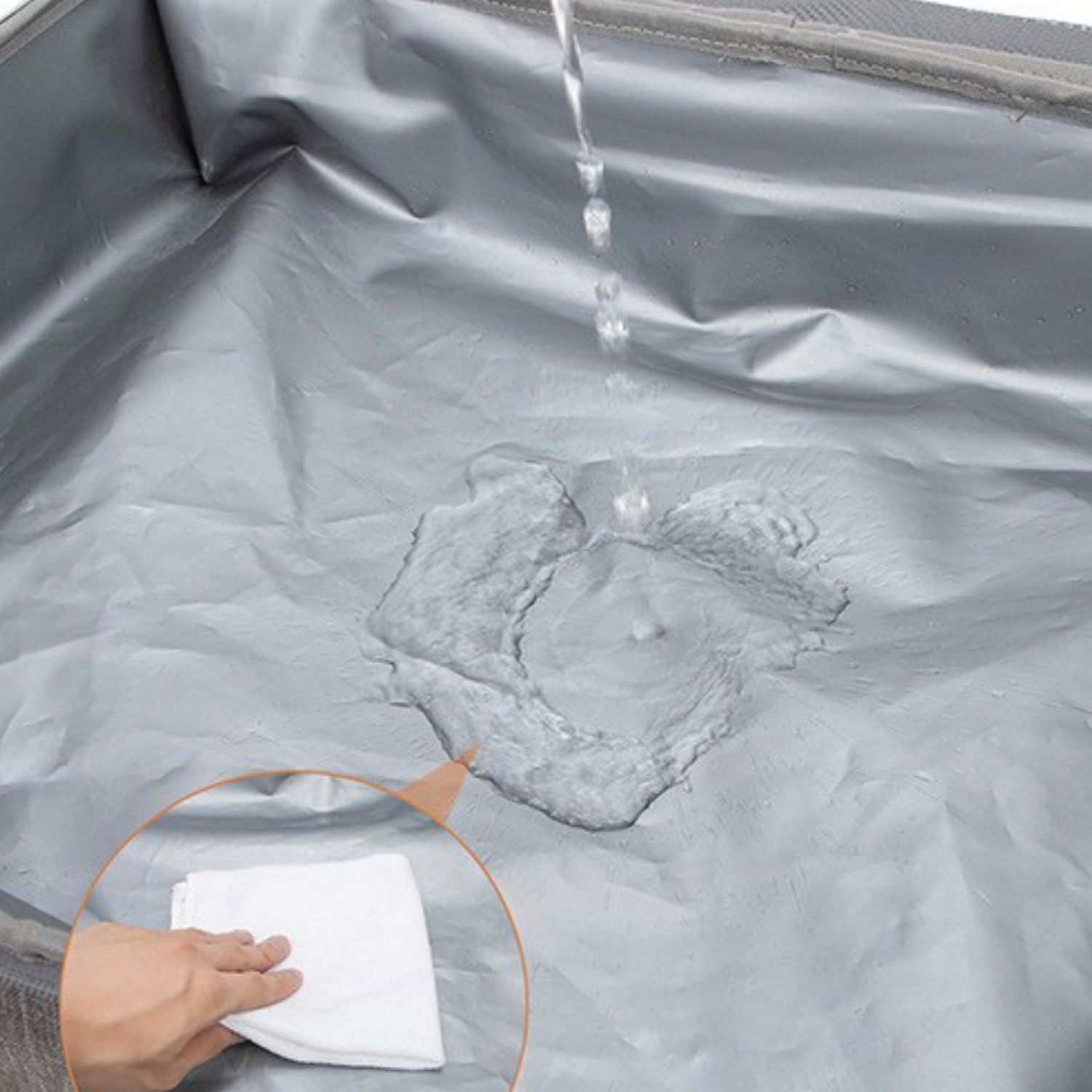 Reis Kat Toilet waterdichte bodem getoond met waterdruppels